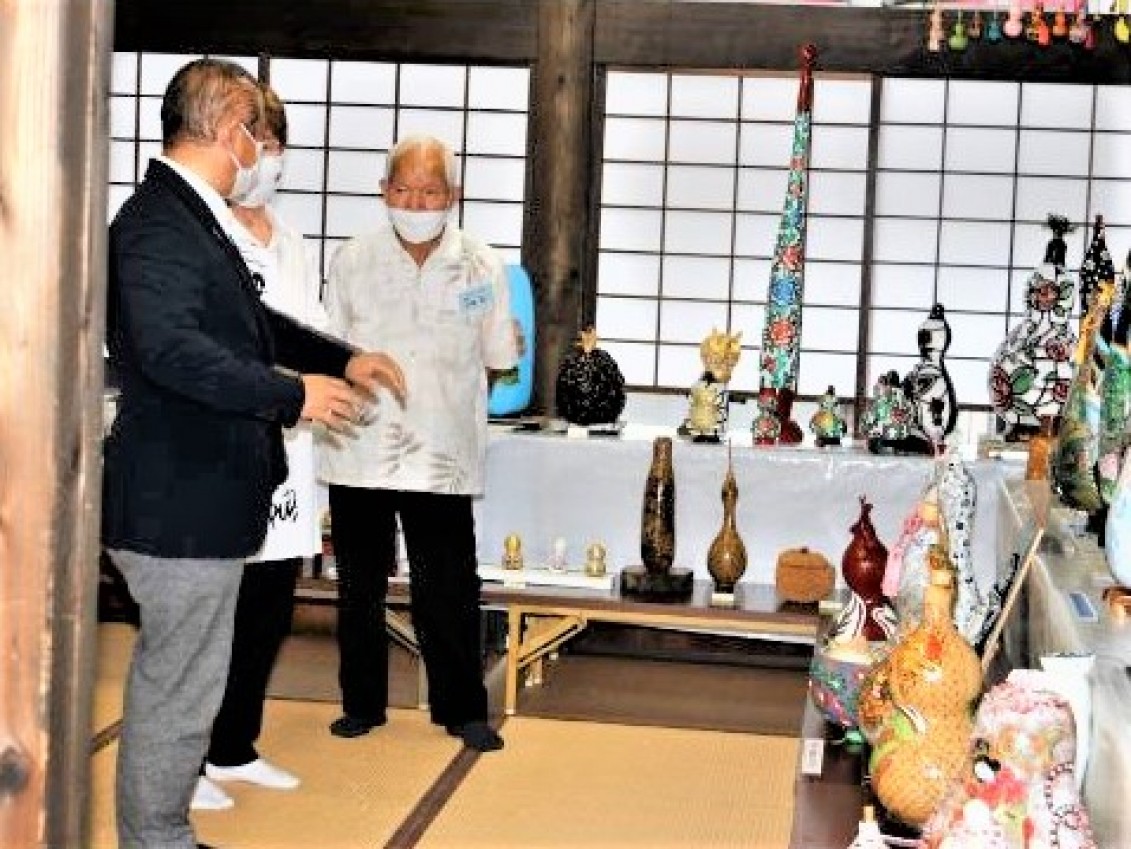 田名ひょうたん会主催の「ひょうたんアート作品展」を本村市長がご覧に