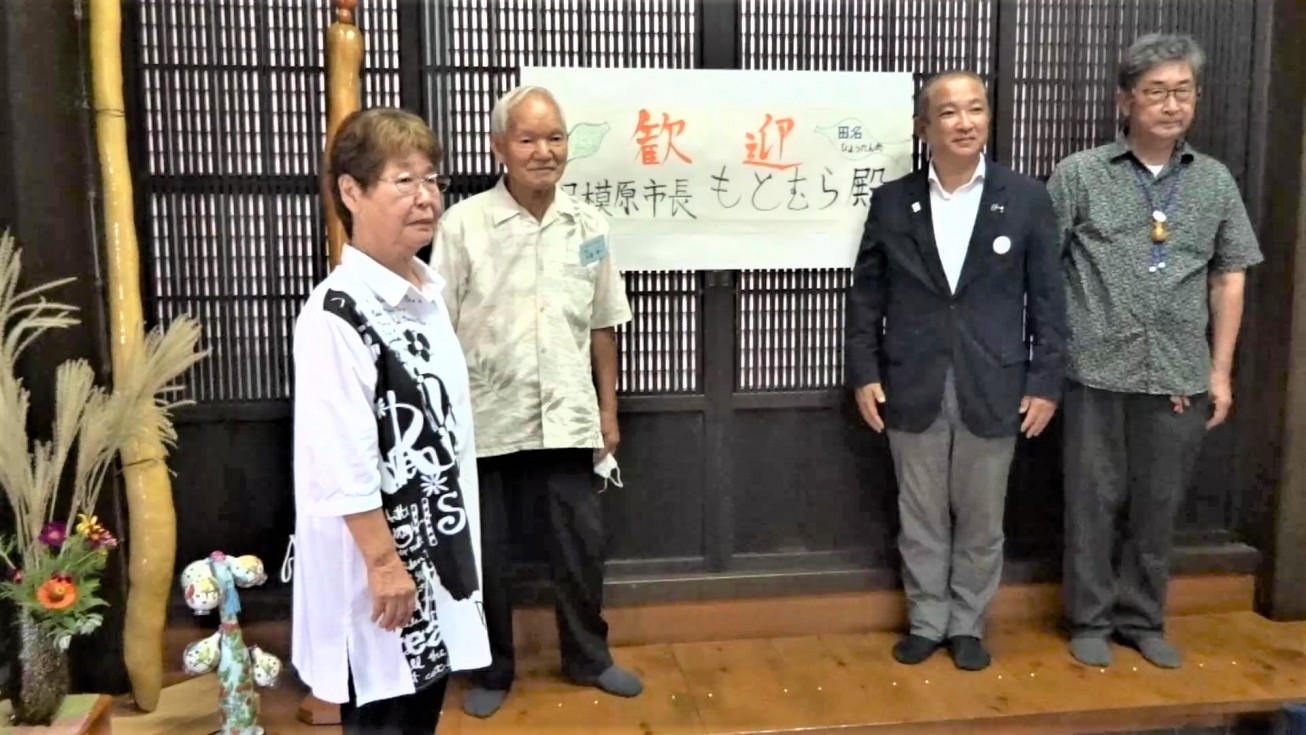 田名ひょうたん会主催の「ひょうたんアート作品展」を本村市長がご覧に