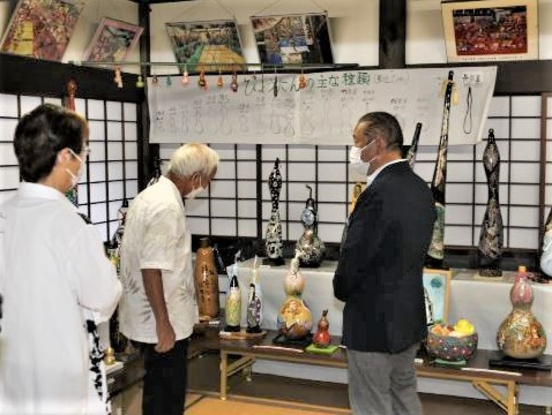 田名ひょうたん会主催の「ひょうたんアート作品展」を本村市長がご覧に