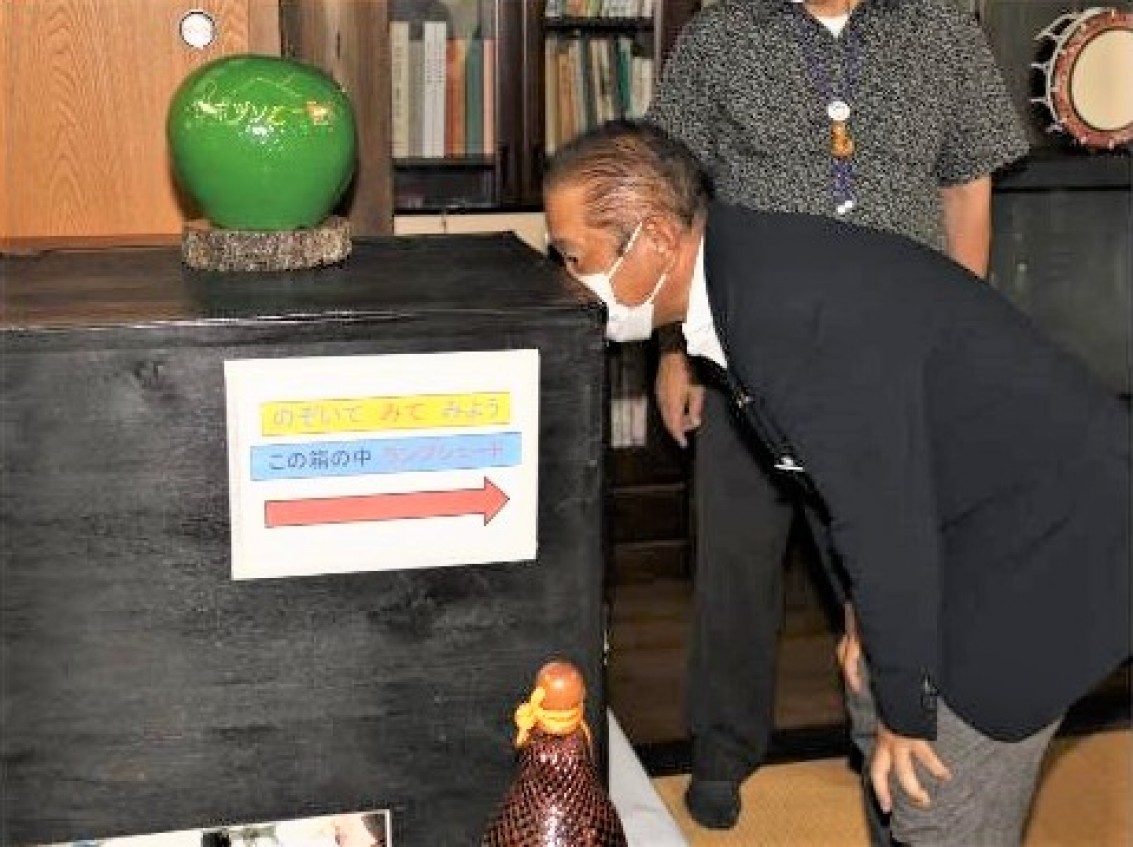 田名ひょうたん会主催の「ひょうたんアート作品展」を本村市長がご覧に