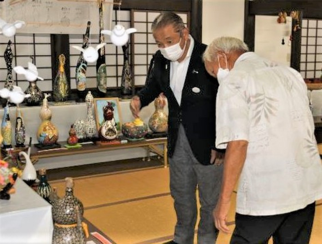 田名ひょうたん会主催の「ひょうたんアート作品展」を本村市長がご覧に